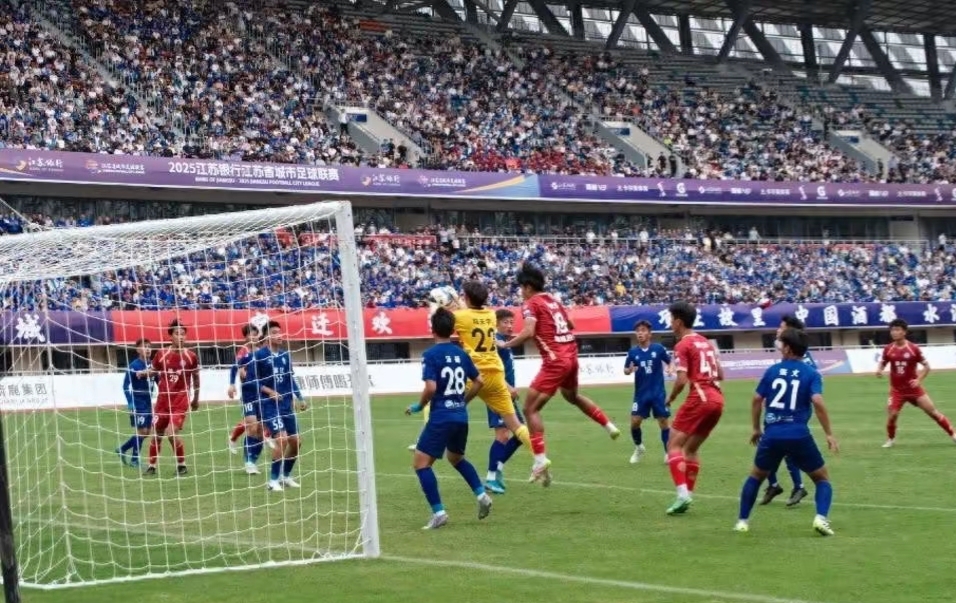 包含足球场外新闻不断，话题热度爆表的词条