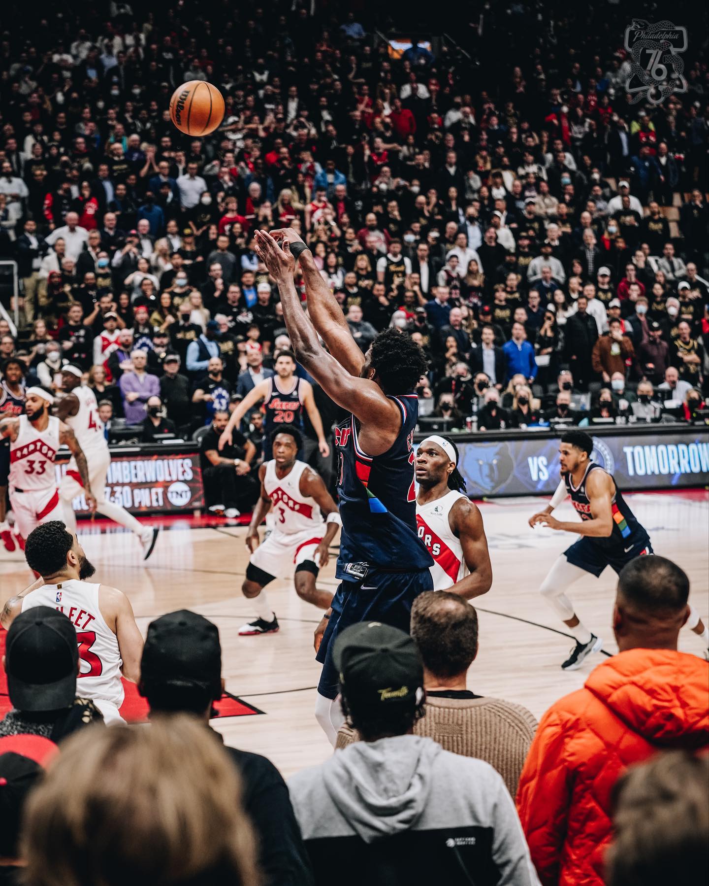 开云体育登录-国王横扫上海队，恩比德点燃赛场