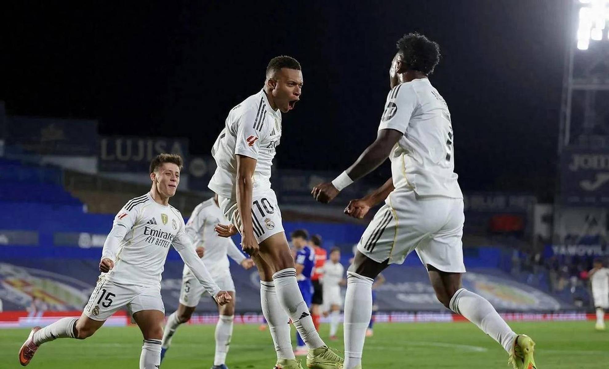 塞维利亚横扫莱比锡红牛，姆巴佩关键制胜的简单介绍