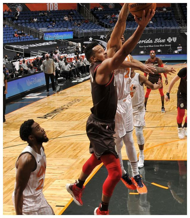 猛龙轻取北京队，利拉德统治全场